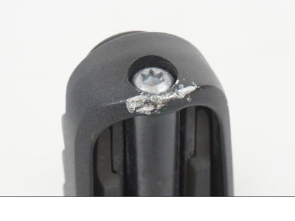 Vänster sida på Fotpinnefäste från en H-D Adventure Pan America Special RA1250S -2021 motorcykel.