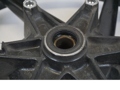 Vänster sida på Fälg från en Honda CB 750 -2002 motorcykel.