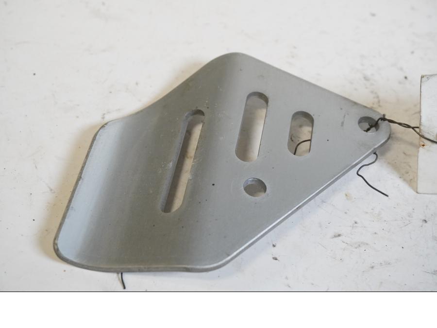 Framsidan på Bromshuvudcylinderskydd från en Suzuki DL 1000 -2004 motorcykel.