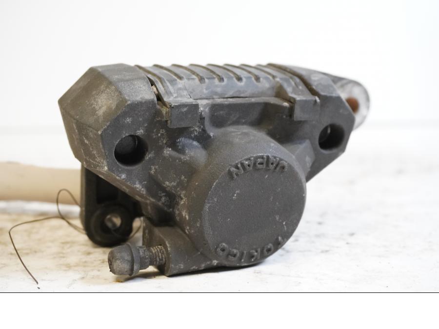 Framsidan på Bromsok från en Suzuki GSX 1300 R -1999 motorcykel.