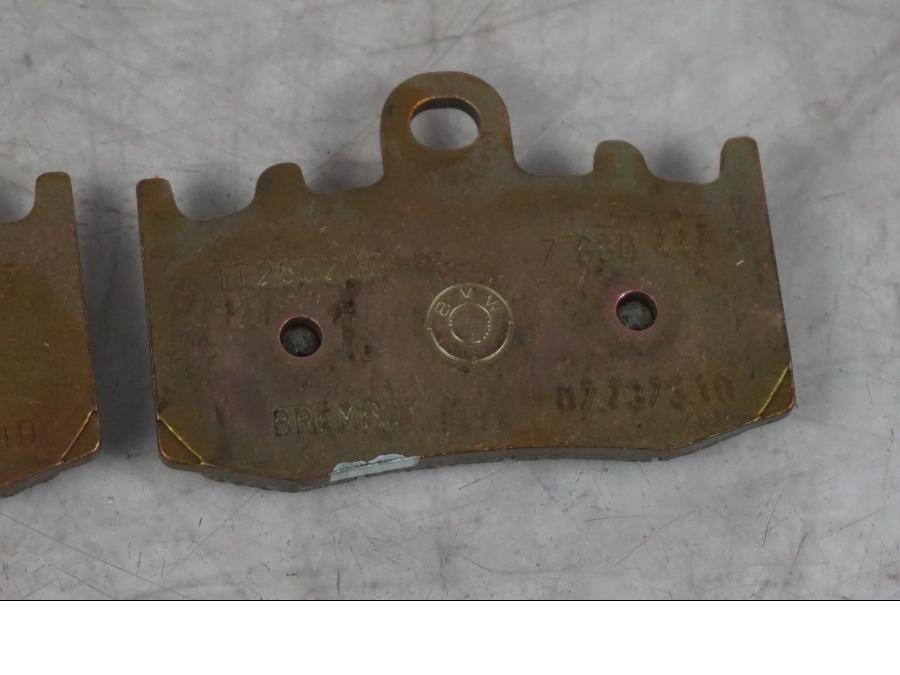 Snett uppifrån på Bromsbelägg från en BMW R 1150 GS/A -2002 motorcykel.