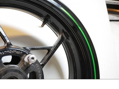 Höger sida på Fälg från en Kawasaki Z 900 -2017 motorcykel.