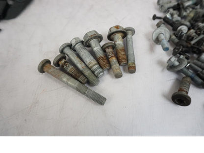 Snett nerifrån på Skruv / Mutter etc från en KTM 790 Duke -2018 motorcykel.