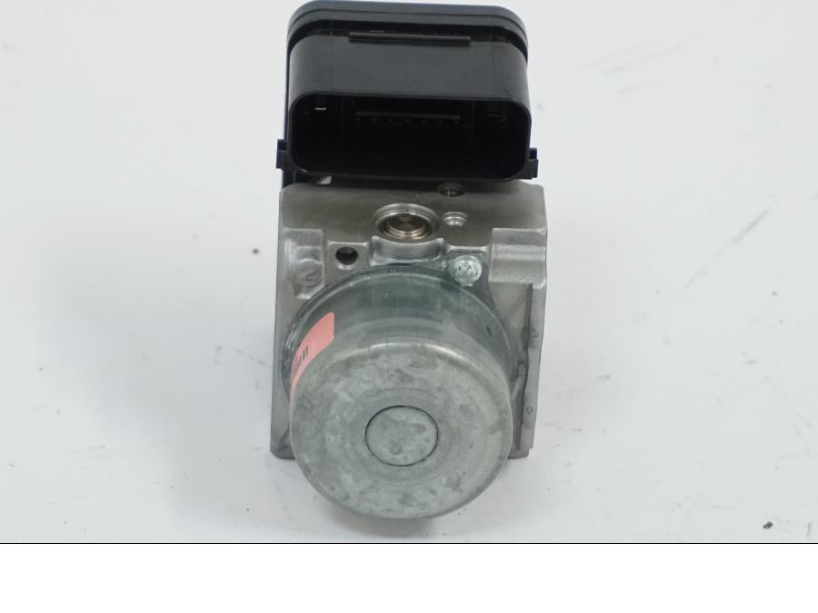 Baksidan på ABS Modulator från en Honda CB 650 R -2019 motorcykel.