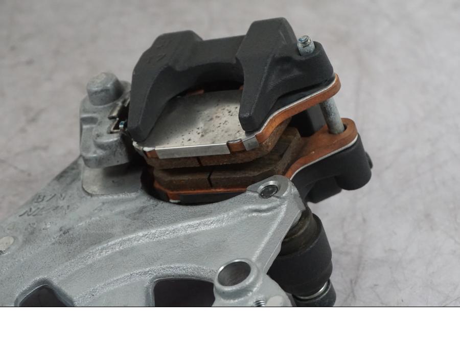 Snett uppifrån på Bromsok från en Yamaha MT-09 -2024 motorcykel.