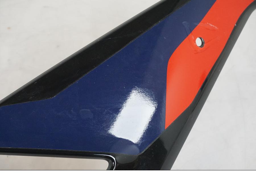 Snett uppifrån på Sidopanel från en BMW M 1000 R -2023 motorcykel.