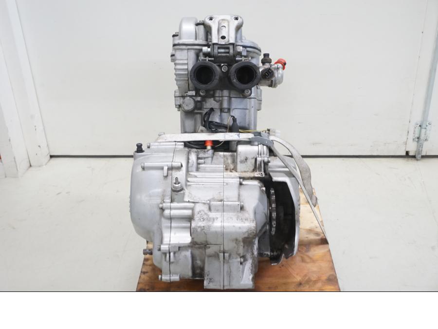 Snett uppifrån på Motor från en BMW F 650 -1998 motorcykel.