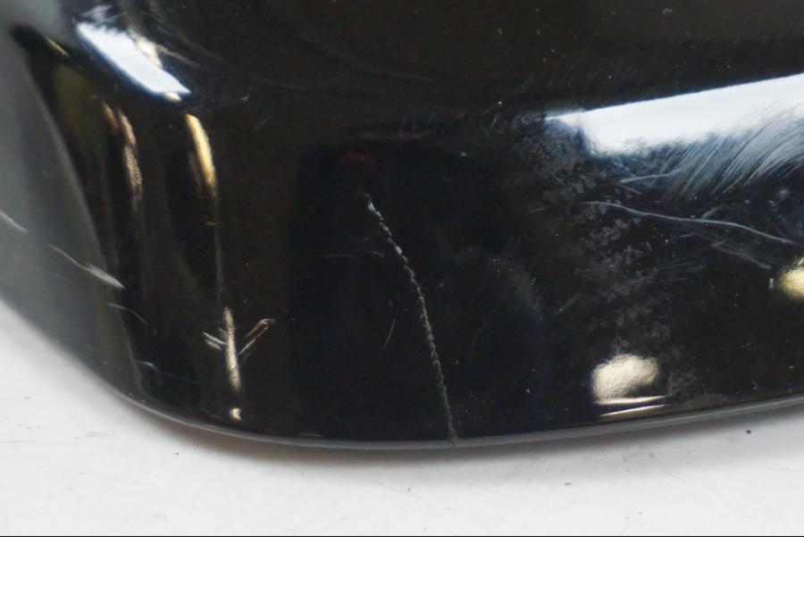 Extrabild1 på <p>Bakskärm från Suzuki VL 800 2007.</p>

<p>Två sprickor i bakkant, repor och mindre slitage av lack finns se bilder.</p> motorcykel.