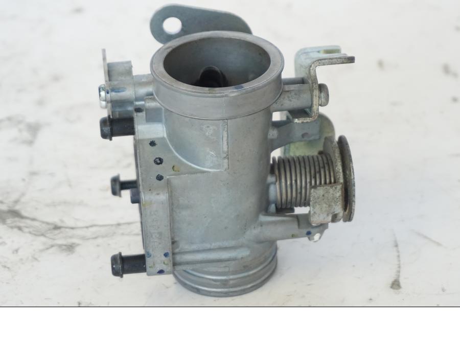 Snett nerifrån på Spjällhus från en Honda SH 300 A -2011 scooter.