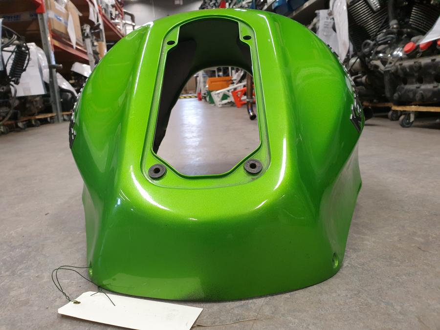 Baksidan på Bensintankskåpa från en Kawasaki ZX-12R -2000 motorcykel.