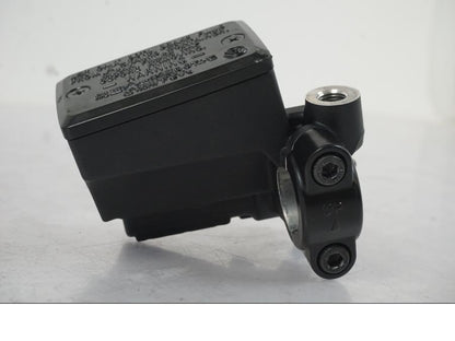 Vänster sida på Bromshuvudcylinder från en Yamaha MT-09 -2019 motorcykel.