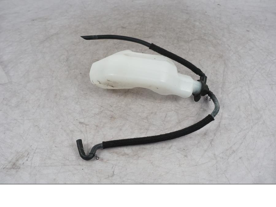 Framsidan på Vattenexpansionskärl från en Yamaha MT-09 -2024 motorcykel.