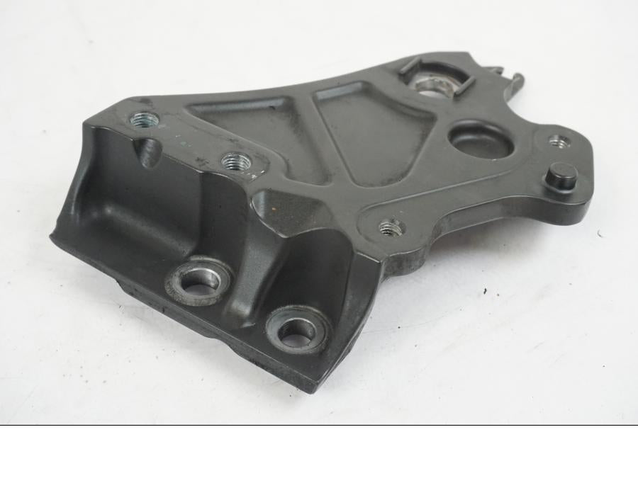 Baksidan på Fotpinnefäste inre från en Yamaha MT-07 -2019 motorcykel.