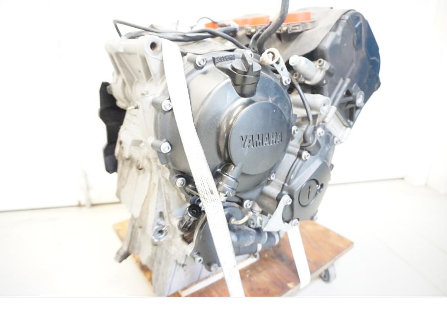 Snett nerifrån på Motor från en Yamaha YZF R6 -2006 motorcykel.