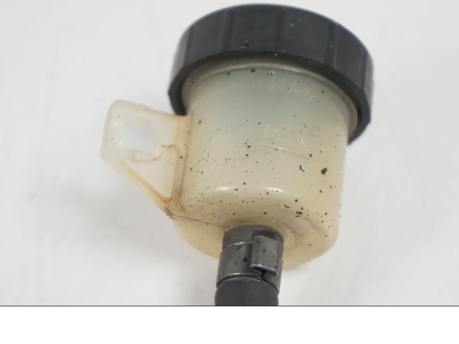 Snett nerifrån på Bromsvätskebehållare från en BMW F 650 CS -2002 motorcykel.