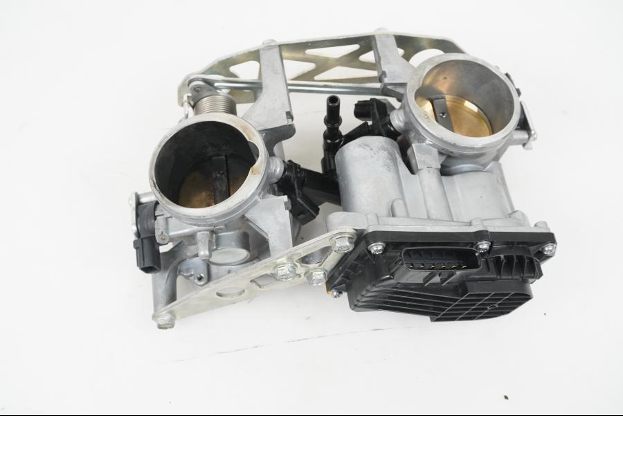 Framsidan på Spjällhus från en KTM 1290 Super Adventure S -2022 motorcykel.