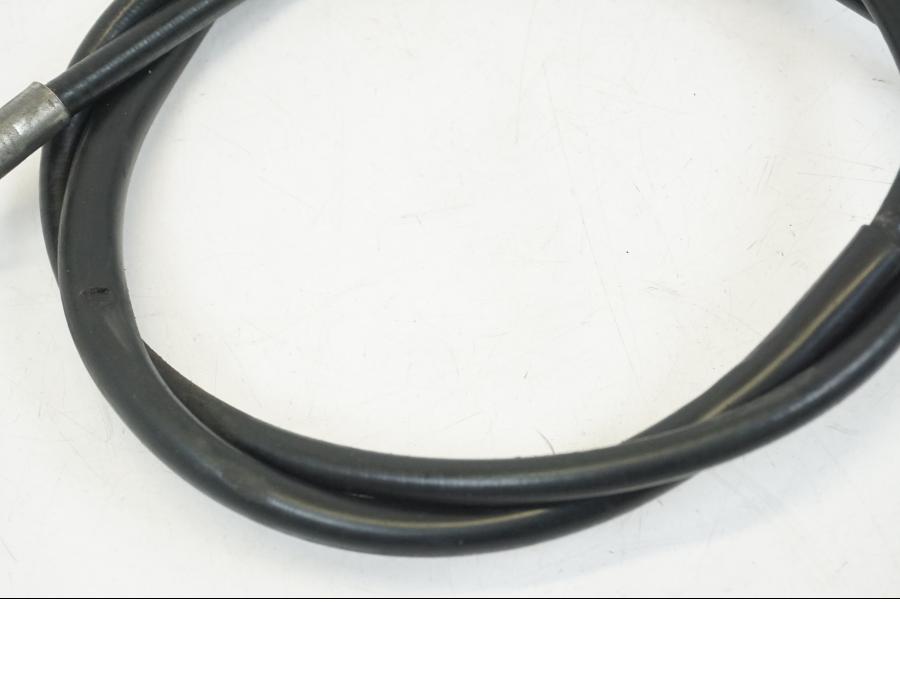 Snett nerifrån på Kopplingsvajer från en Honda CB 750 -2002 motorcykel.