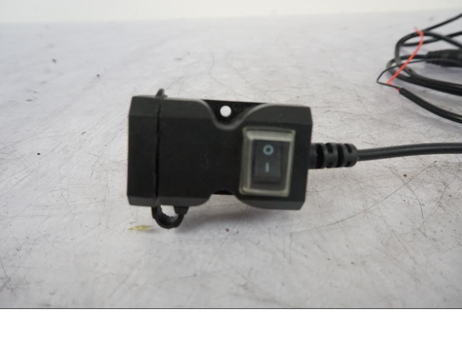 Baksidan på USB-uttag från en Kawasaki Z 800 -2014 motorcykel.