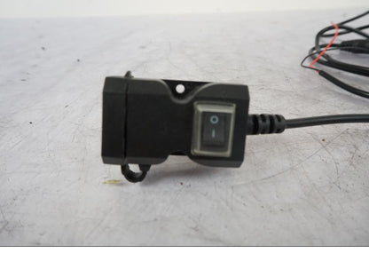 Baksidan på USB-uttag från en Kawasaki Z 800 -2014 motorcykel.