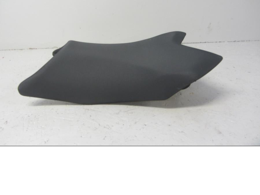 Baksidan på <p>Sadel fram från Kawasaki Z 800 2013.</p>

<p>Seat-assy, Fr, Black (13-16) se bilder.</p> motorcykel.