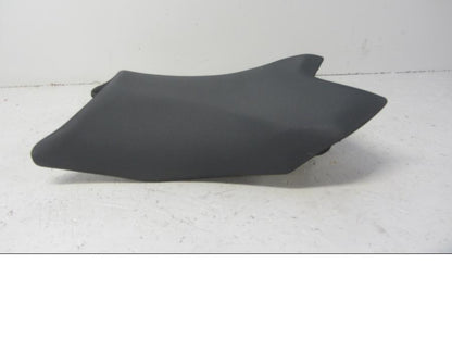 Baksidan på <p>Sadel fram från Kawasaki Z 800 2013.</p>

<p>Seat-assy, Fr, Black (13-16) se bilder.</p> motorcykel.