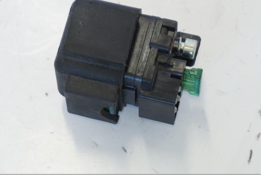 Vänster sida på Startrelä från en Honda CBR 900 RR -2001 motorcykel.