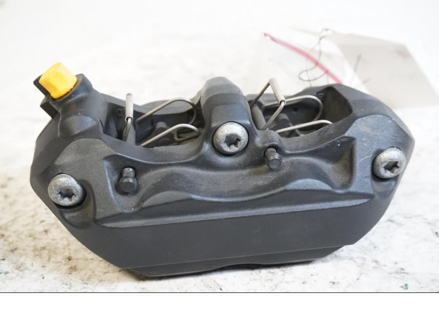 Baksidan på Bromsok från en Triumph Speed Triple -2011 motorcykel.