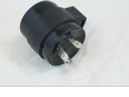 Framsidan på Blinkersrelä från en Triumph Daytona 675 -2010 motorcykel.