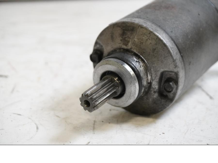 Baksidan på Startmotor från en Suzuki SV 650 -2002 motorcykel.