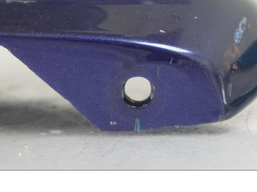 Snett nerifrån på <p>Bakvinge vänster från Kawasaki ZZR 1100 1991.</p>

<p>Omlackad i original kulör.</p>

<p>Lagning, sprickor, ytliga repor och märken finns se bilder.</p> motorcykel.