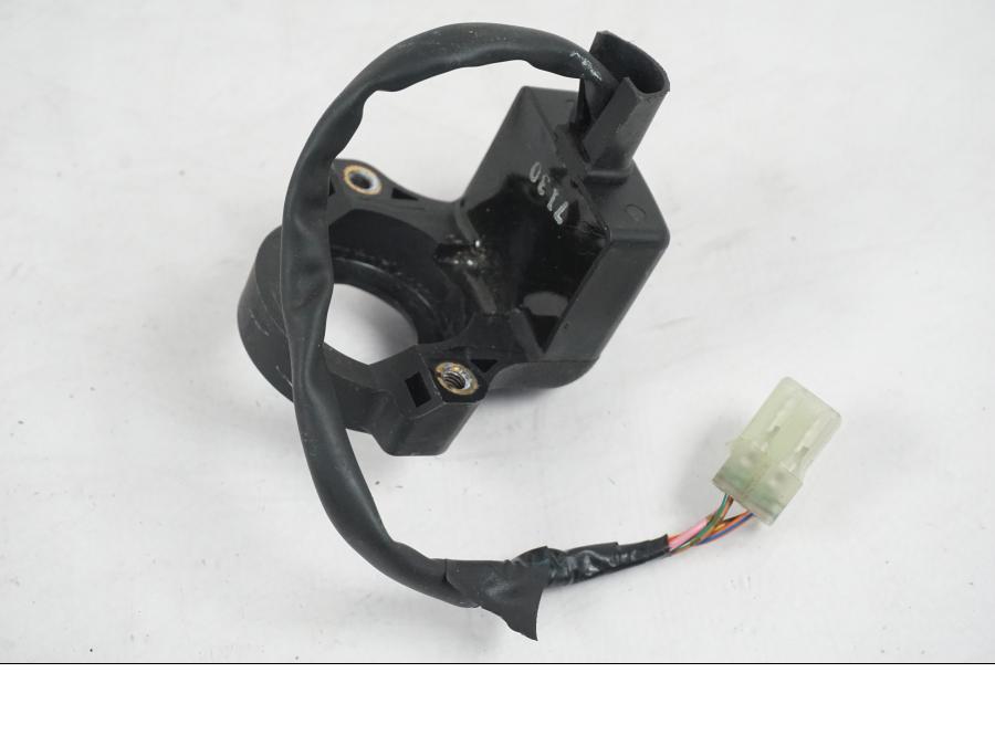 Höger sida på <p>Låssats från Honda CB 600 FA Hornet 2007.</p>

<p>Cdi, tändningslås, tanklock, sadellås, nyckel (svart).</p>

<p>Plasten för kontakt stycke skadat se bild.</p> motorcykel.