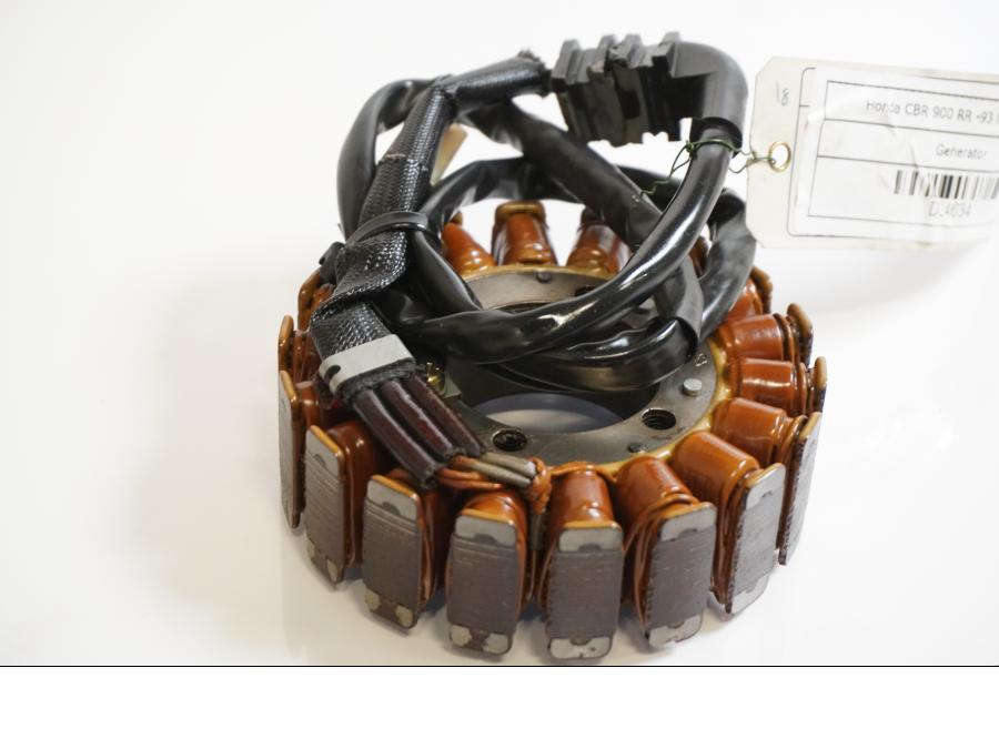 Framsidan på Generator från en Honda CBR 900 RR -1993 motorcykel.