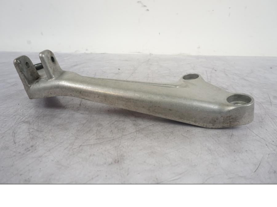 Baksidan på Fotpinnefäste från en Honda VTR 1000 F -1997 motorcykel.