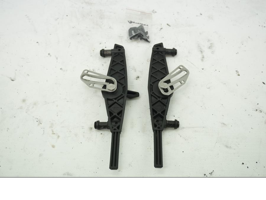 Baksidan på Vindrutefäste från en KTM 1190 Adventure -2014 motorcykel.