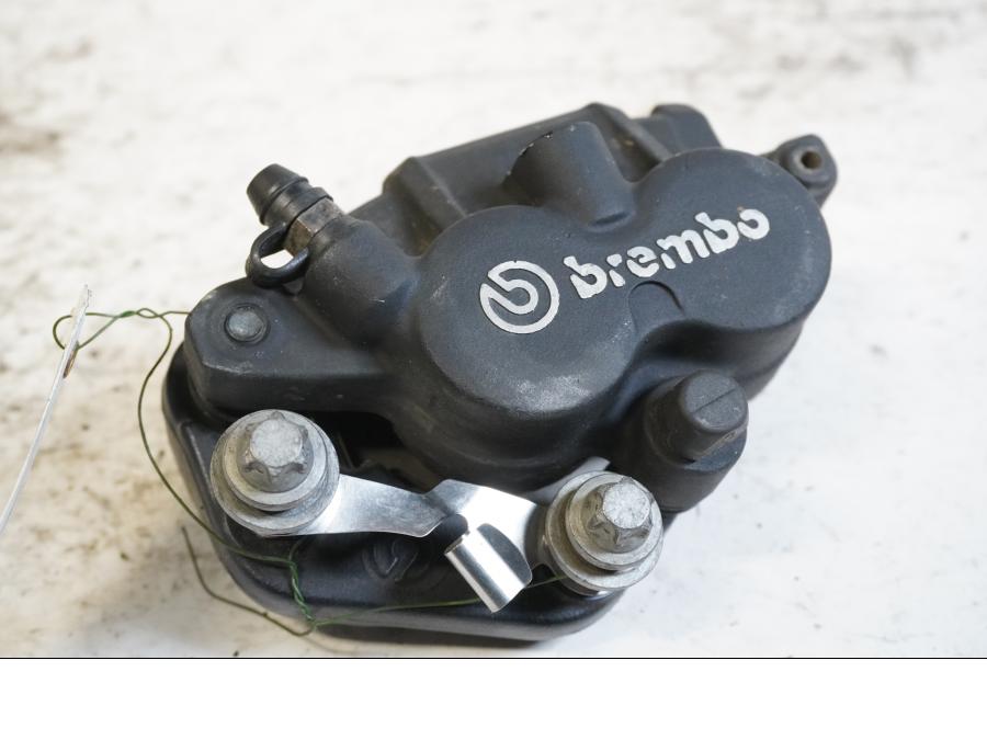 Framsidan på Bromsok från en BMW F 800 GS -2009 motorcykel.