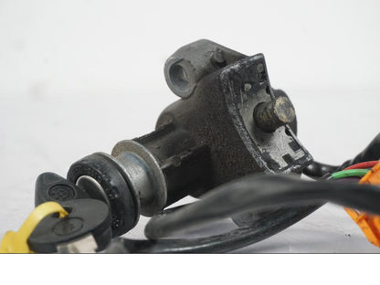 Extrabild6 på <p>Låssats från BMW R 1100 RS 1997.</p>

<p>2st nycklar, tändningslås, sadellås, tanklock.</p>

<p>Mindre lackskada på tanklocket se bild.</p> motorcykel.