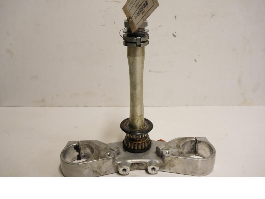 Framsidan på Gaffelkrona från en Yamaha XV 1700 -2003 motorcykel.