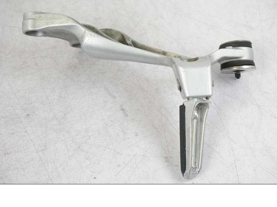 Snett nerifrån på Fotpinne från en Suzuki GSX 1300 RX -1999 motorcykel.