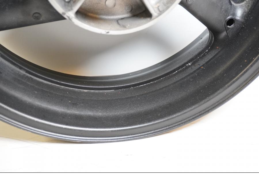 Höger sida på Fälg från en Honda CB 900 F Hornet -2002 motorcykel.