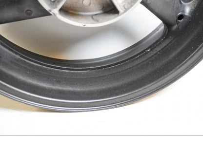 Höger sida på Fälg från en Honda CB 900 F Hornet -2002 motorcykel.