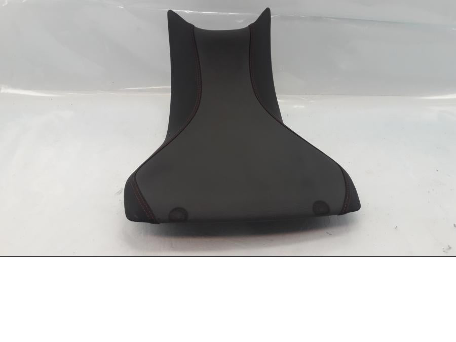 Höger sida på Sadel från en Ducati Multistrada 1260 -2019 motorcykel.