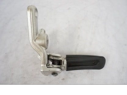 Höger sida på Fotpinnefäste från en KTM 990 Super Duke -2006 motorcykel.