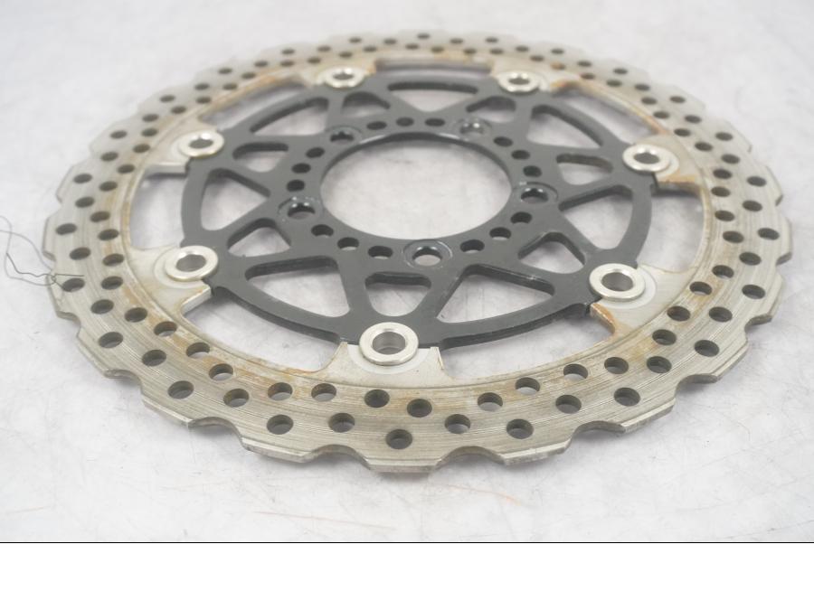 Framsidan på Bromsskiva från en Kawasaki Versys 650 -2007 motorcykel.