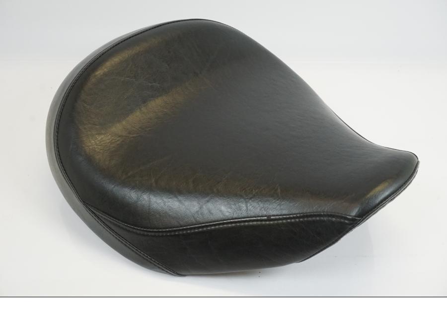 Vänster sida på Sadel från en Yamaha XV 1900 -2015 motorcykel.