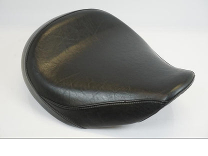 Vänster sida på Sadel från en Yamaha XV 1900 -2015 motorcykel.