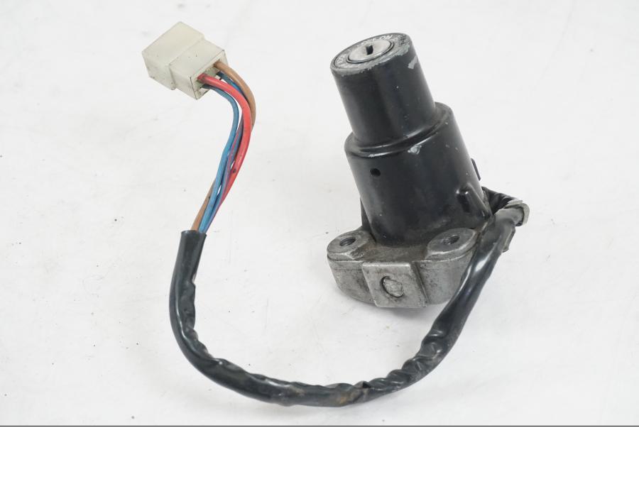 Extrabild1 på <p>Låssats från Yamaha FJ 1200 1986.</p>

<p>Tändningslås. Tanklock, 1st nyckel.</p>

<p>Repor och slitage av lack på tändningslåset samt att gummiskyddet för vajrarna har ett mindre hål se bilder.</p> motorcykel.