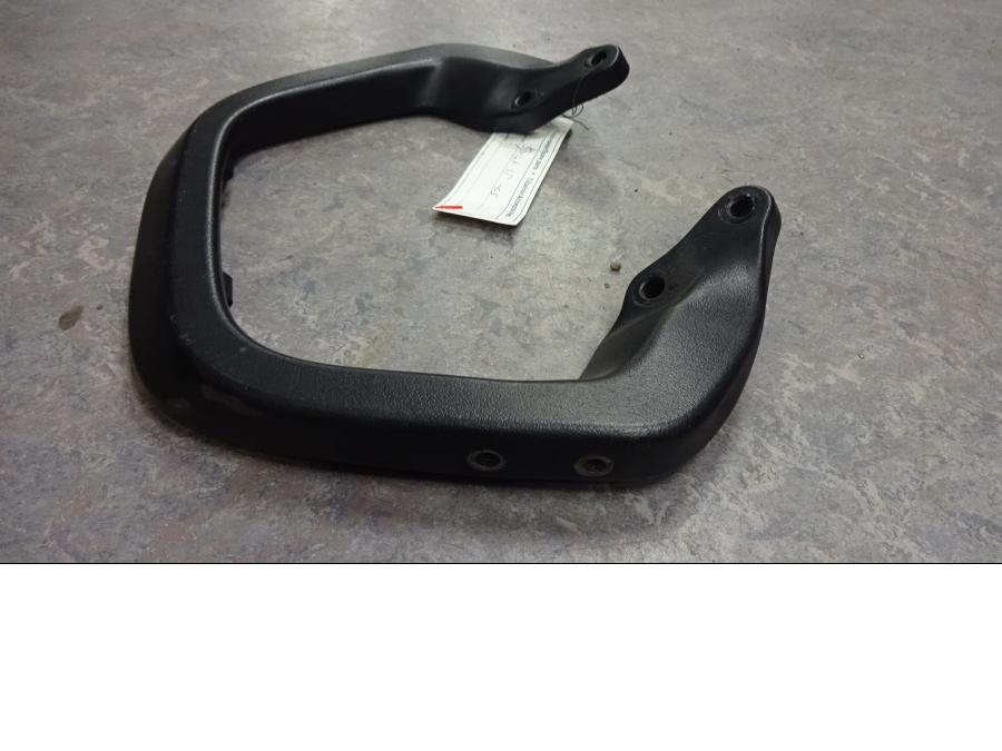 Snett nerifrån på Passagerarhandtag från en Triumph Sprint ST -2005 motorcykel.