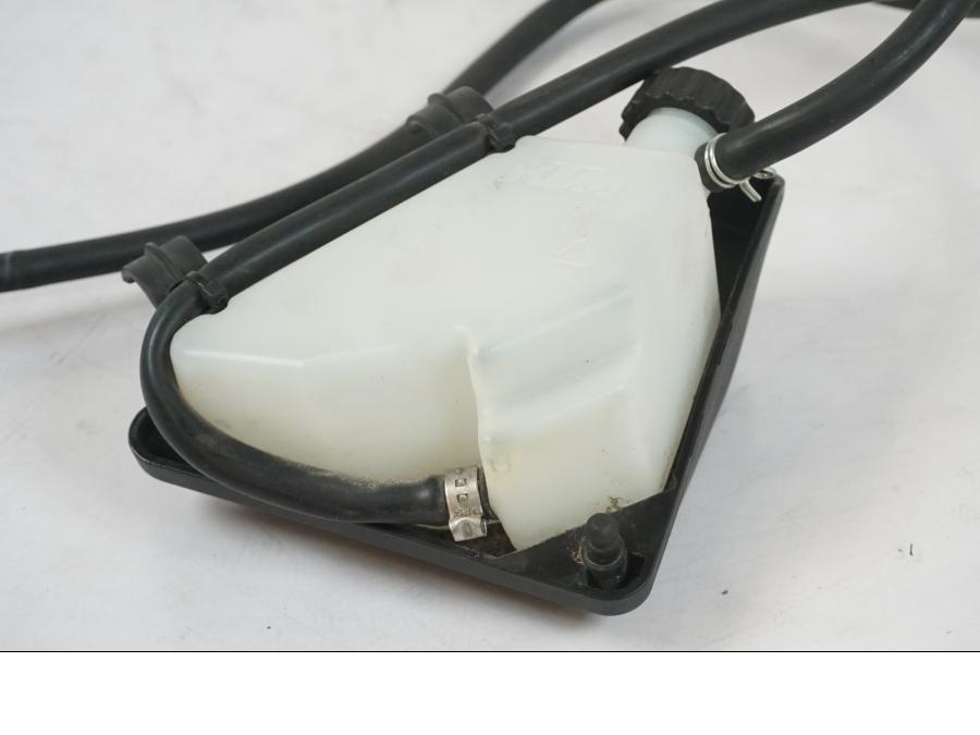 Snett nerifrån på Vattenexpansionskärl från en KTM 1290 Super Duke R -2018 motorcykel.