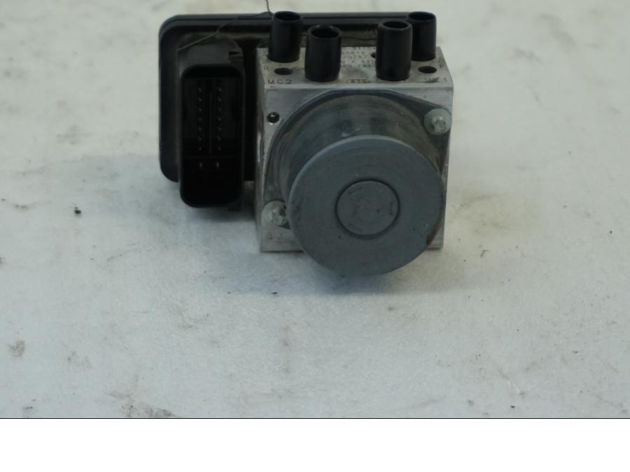 Framsidan på ABS Modulator från en Suzuki DL 1000 -2016 motorcykel.