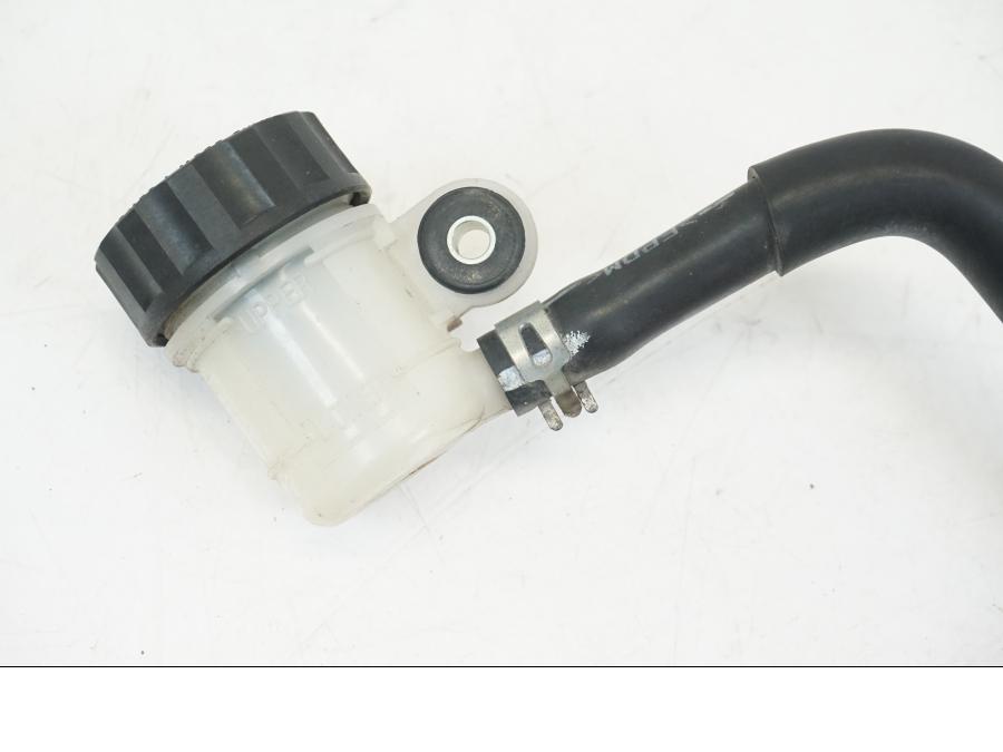 Snett uppifrån på Bromshuvudcylinder från en Yamaha XSR 700 -2016 motorcykel.